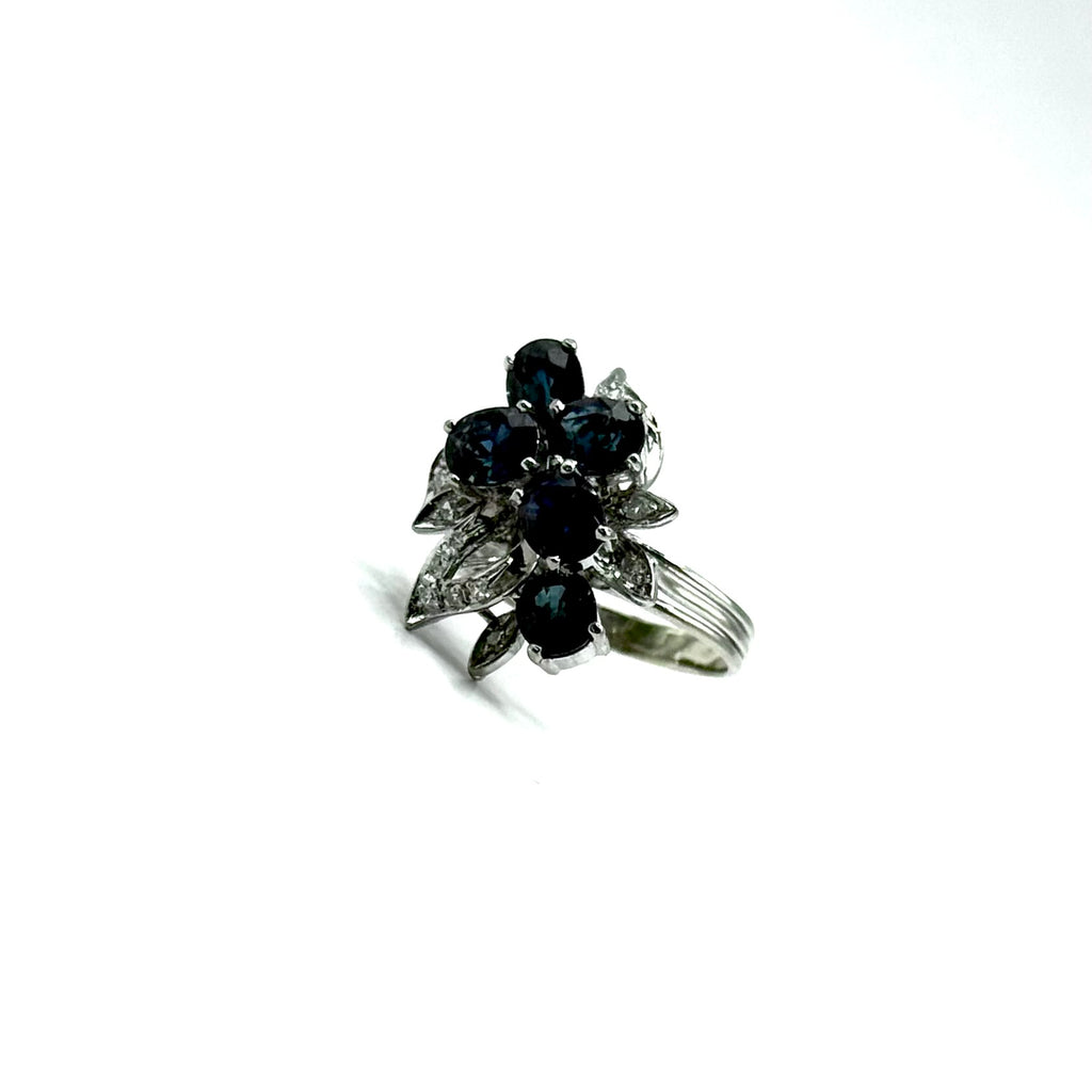 R391. Anillo de oro blanco moderno con zafiro.