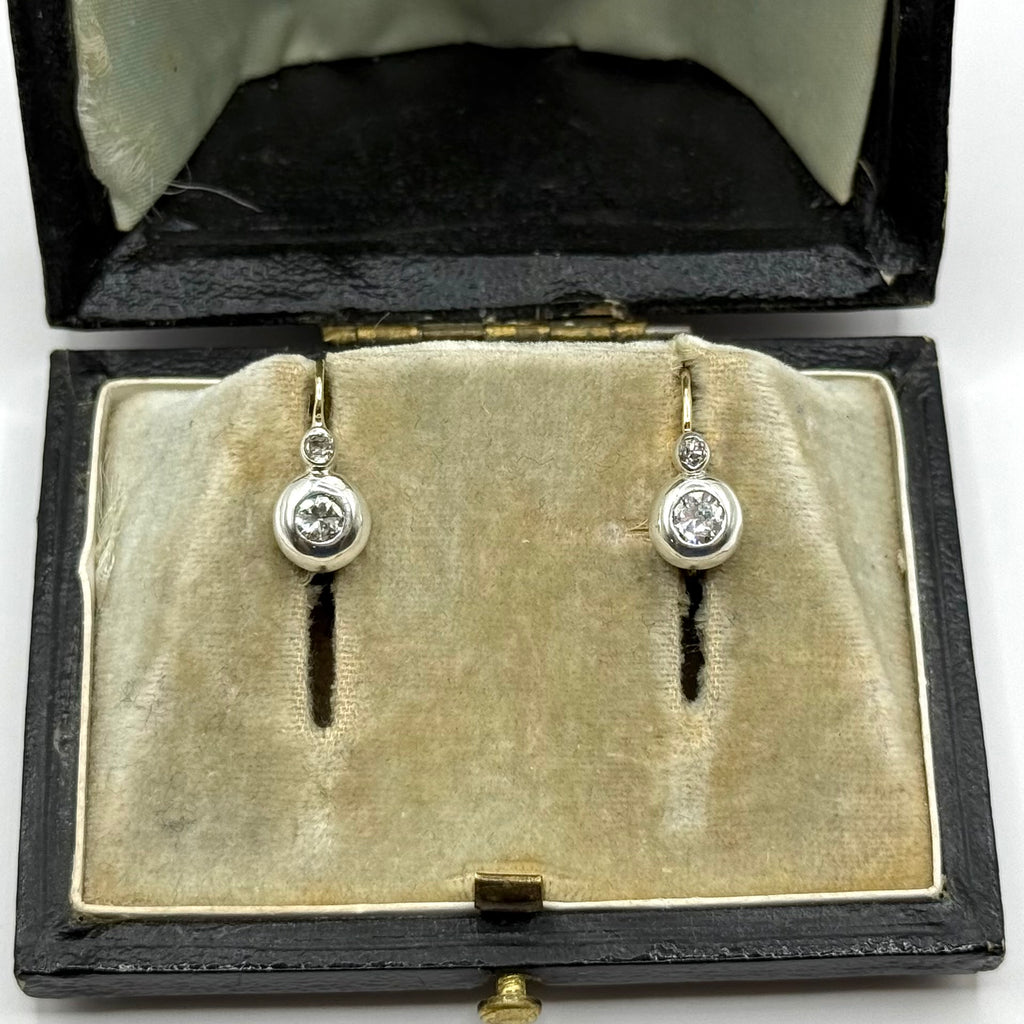 R366. Anciennes boucles d'oreilles bouton en or serties de diamants.