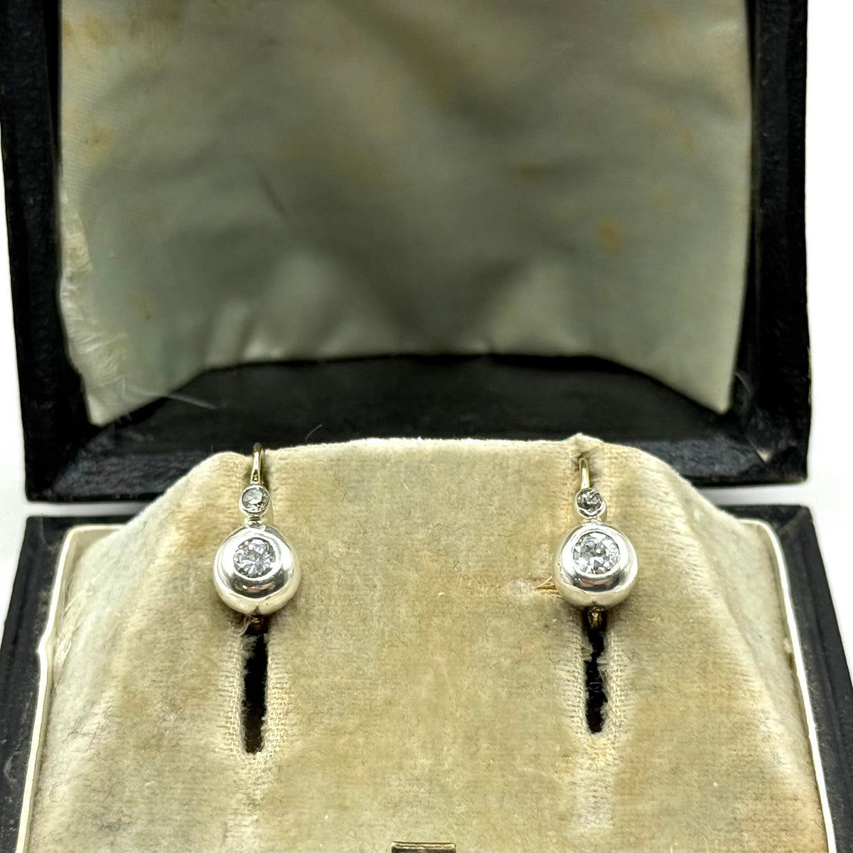 R366. Anciennes boucles d'oreilles bouton en or serties de diamants.