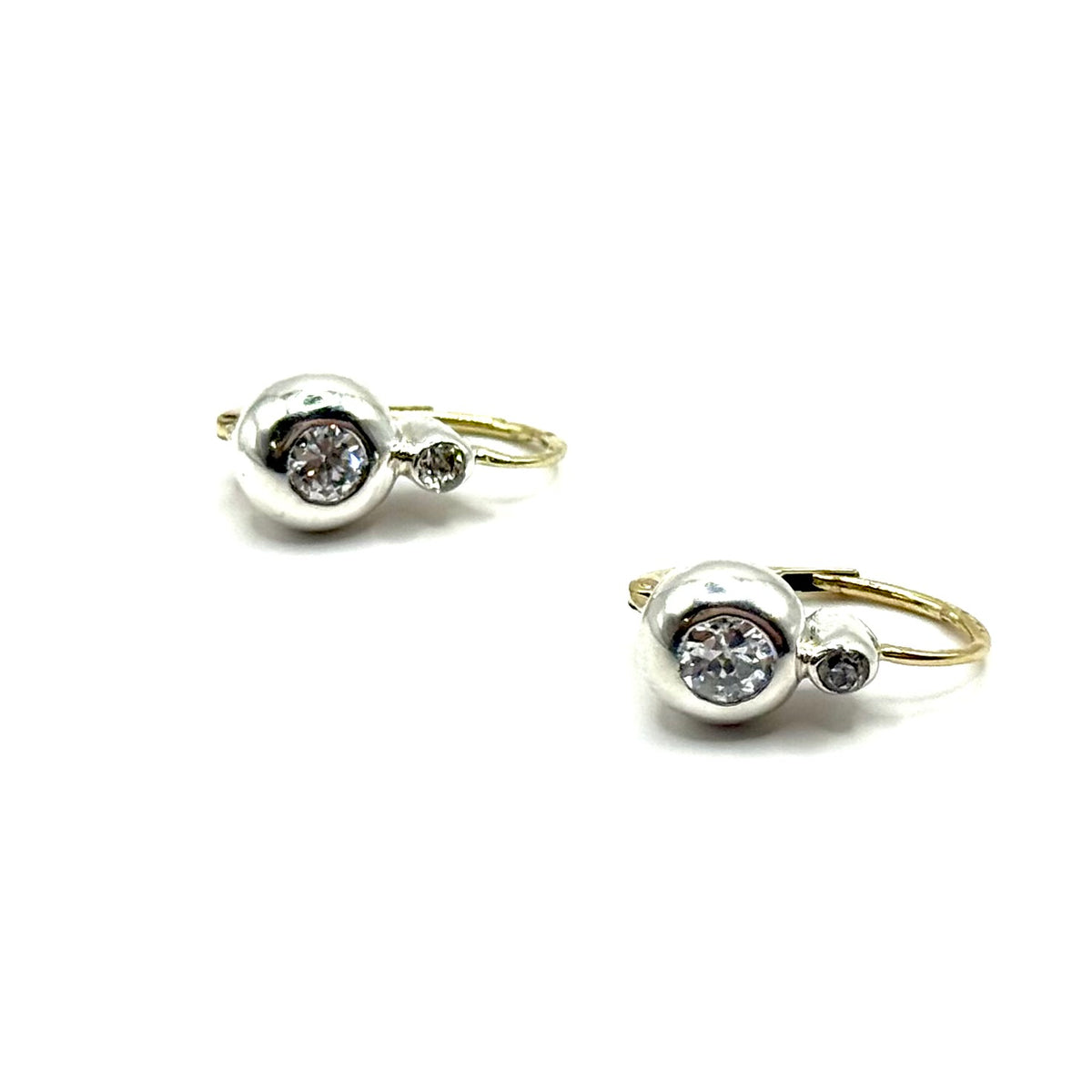 R366. Anciennes boucles d'oreilles bouton en or serties de diamants.