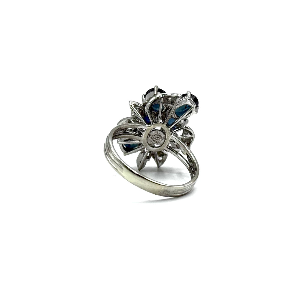 R391. Anillo de oro blanco moderno con zafiro.