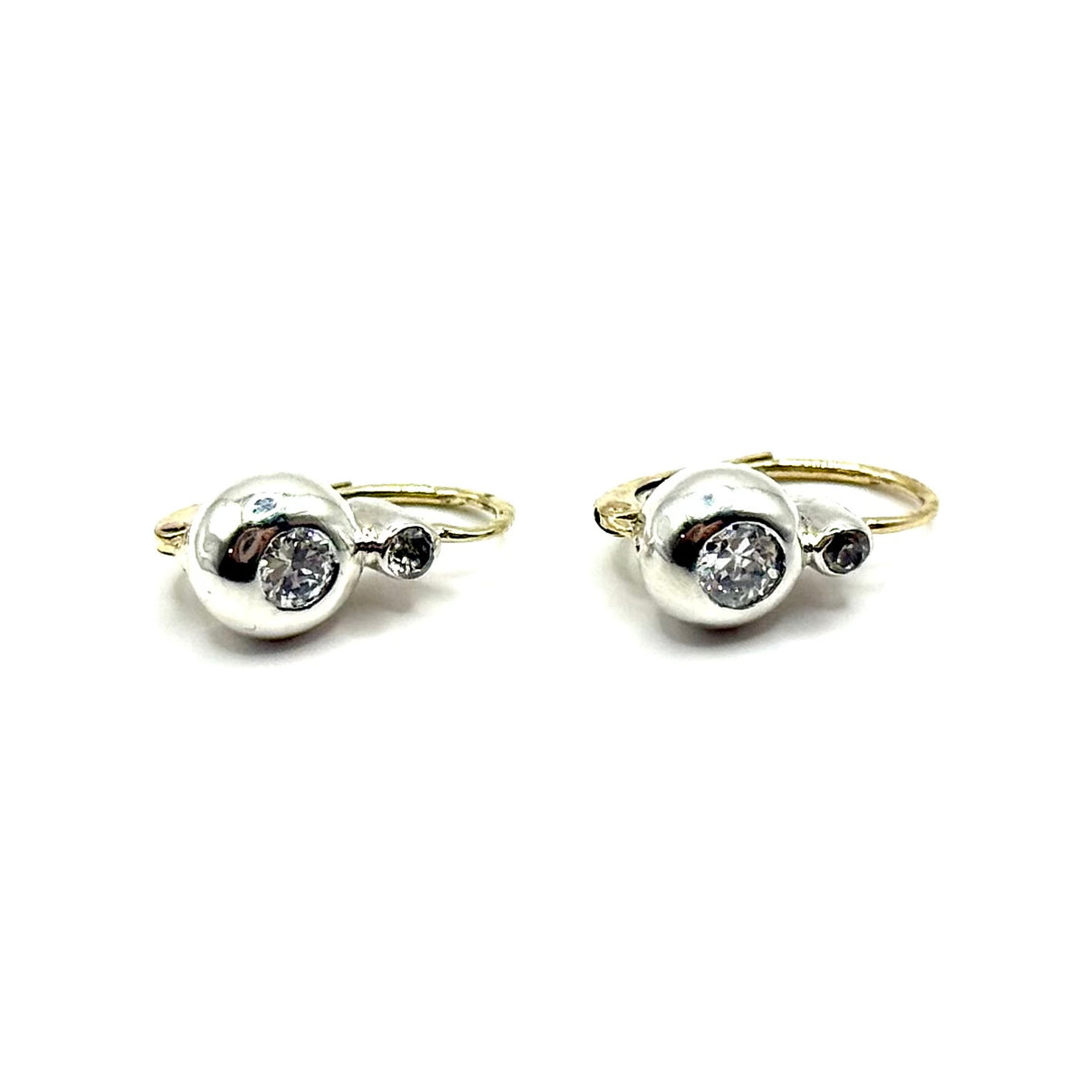 R366. Anciennes boucles d'oreilles bouton en or serties de diamants.