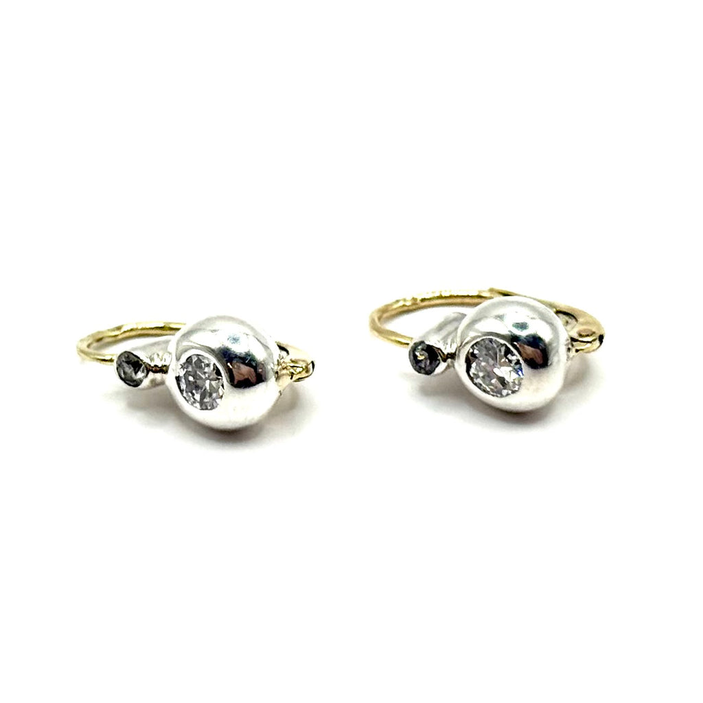 R366. Anciennes boucles d'oreilles bouton en or serties de diamants.