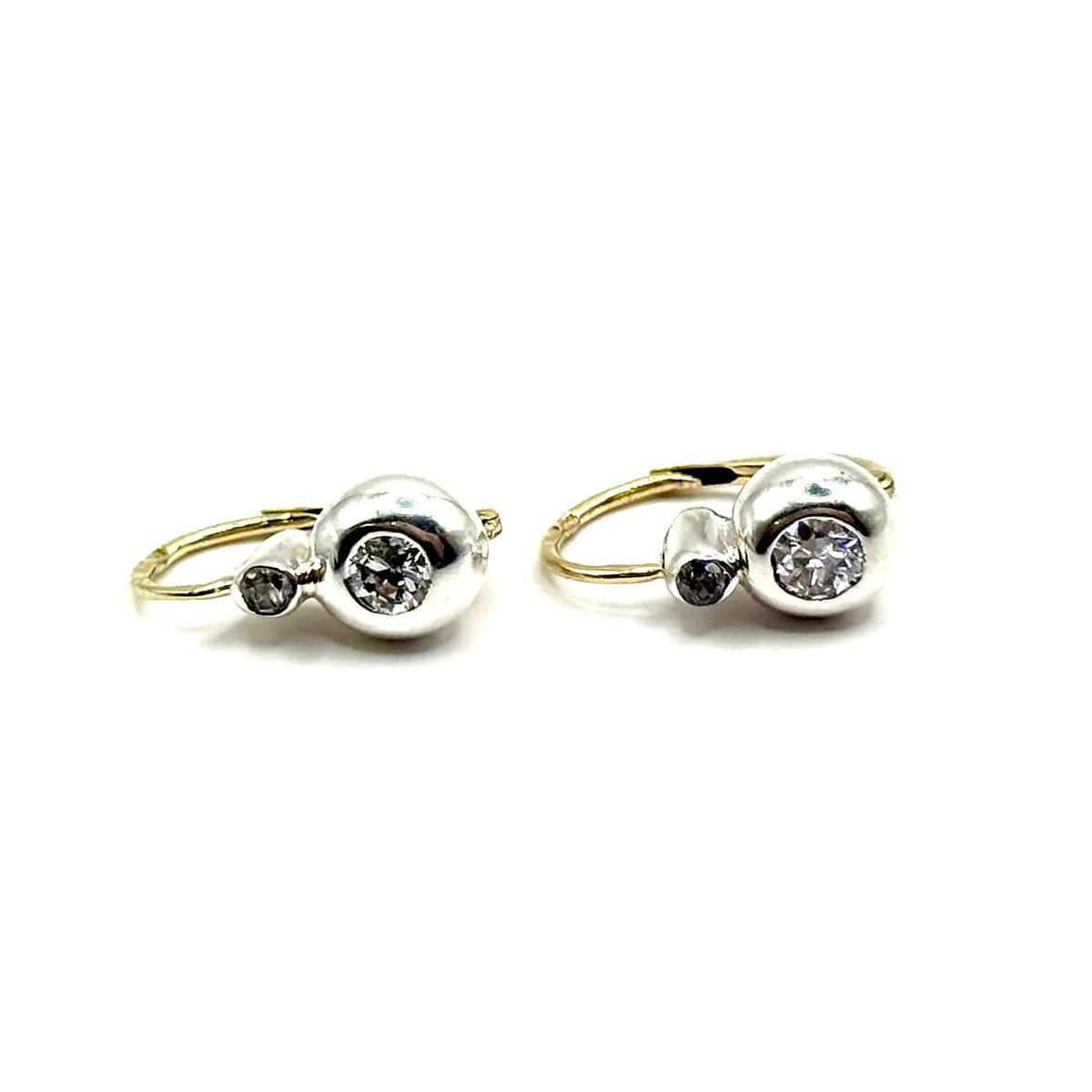 R366. Anciennes boucles d'oreilles bouton en or serties de diamants.