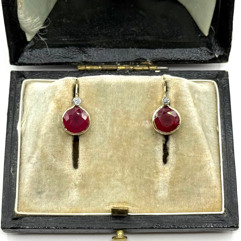 R370. Pendientes de oro vintage con diamante y rubí.