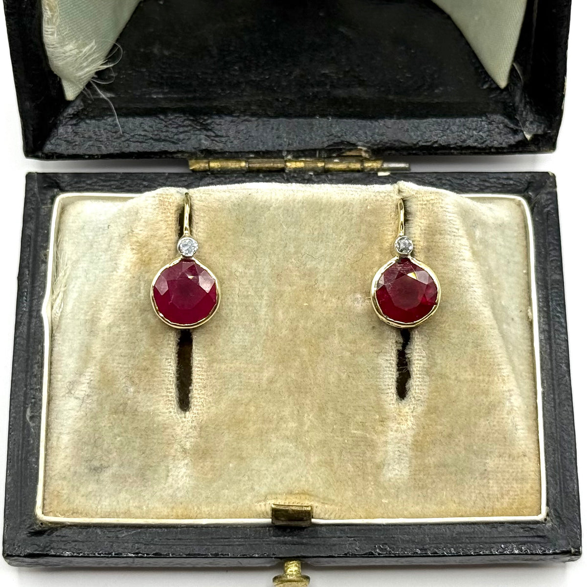 R370. Pendientes de oro vintage con diamante y rubí.