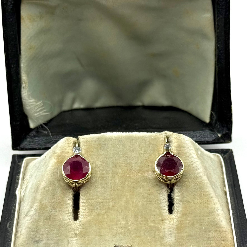 R370. Pendientes de oro vintage con diamante y rubí.