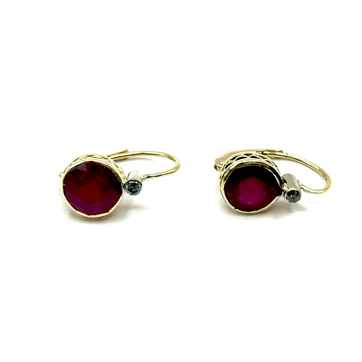 R370. Pendientes de oro vintage con diamante y rubí.