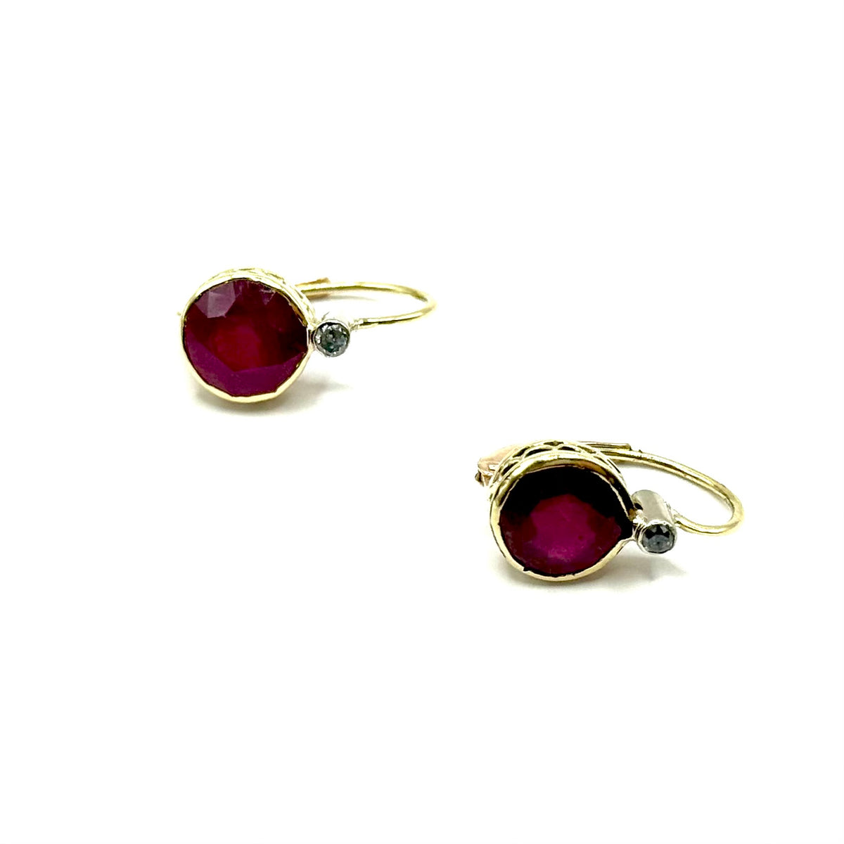 R370. Pendientes de oro vintage con diamante y rubí.