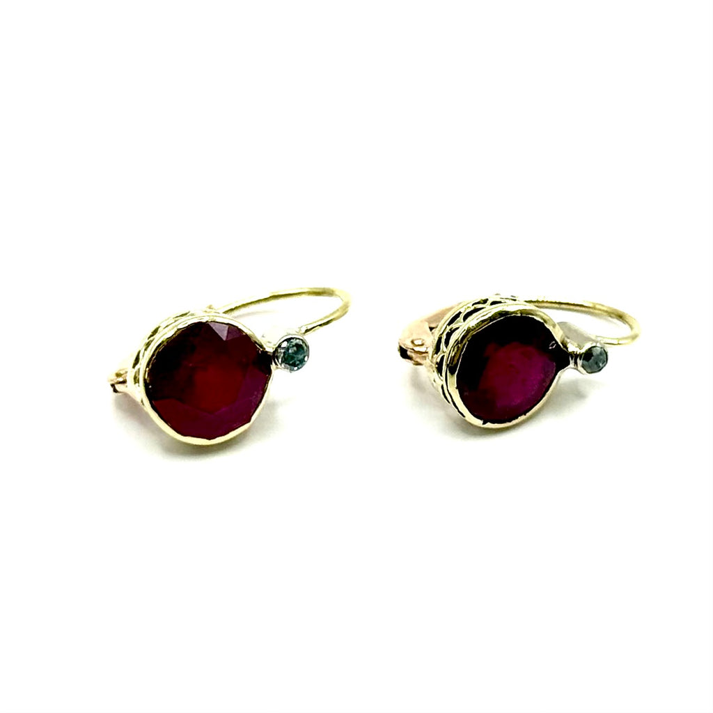 R370. Pendientes de oro vintage con diamante y rubí.