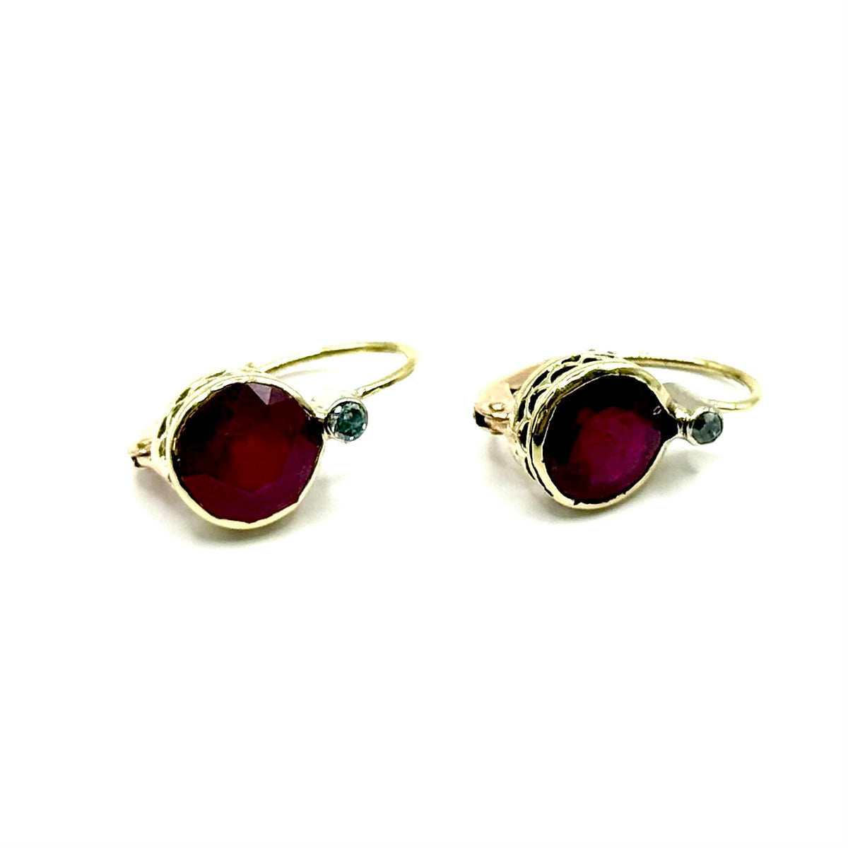 R370. Pendientes de oro vintage con diamante y rubí.