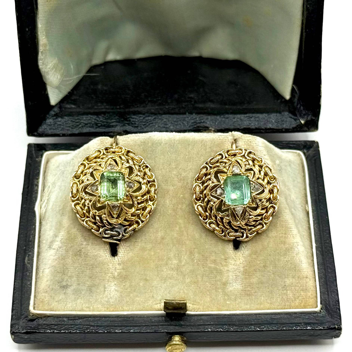 SF476. Biedermeier złote kolczyki z diamentem i szmaragdem