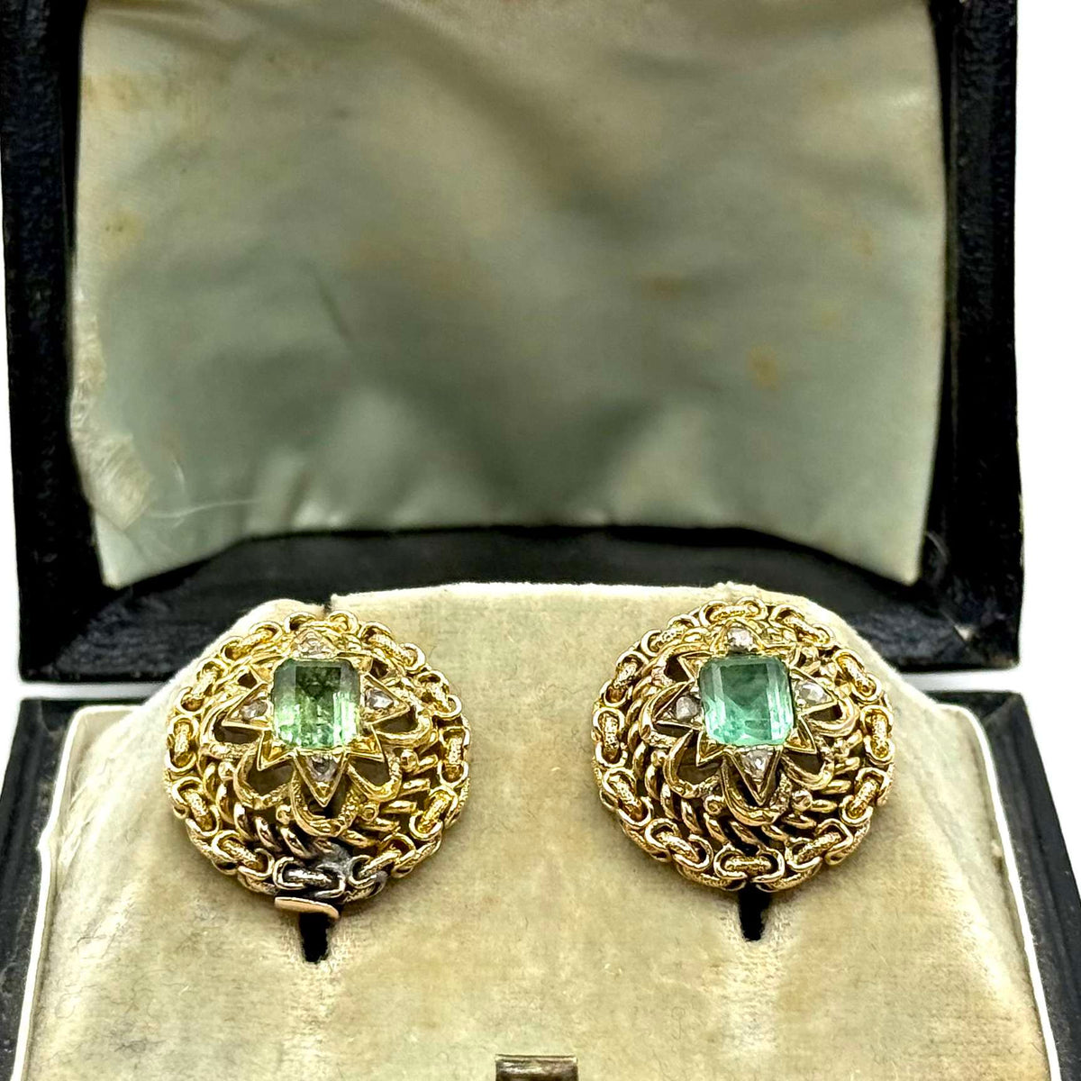 SF476. Biedermeier złote kolczyki z diamentem i szmaragdem