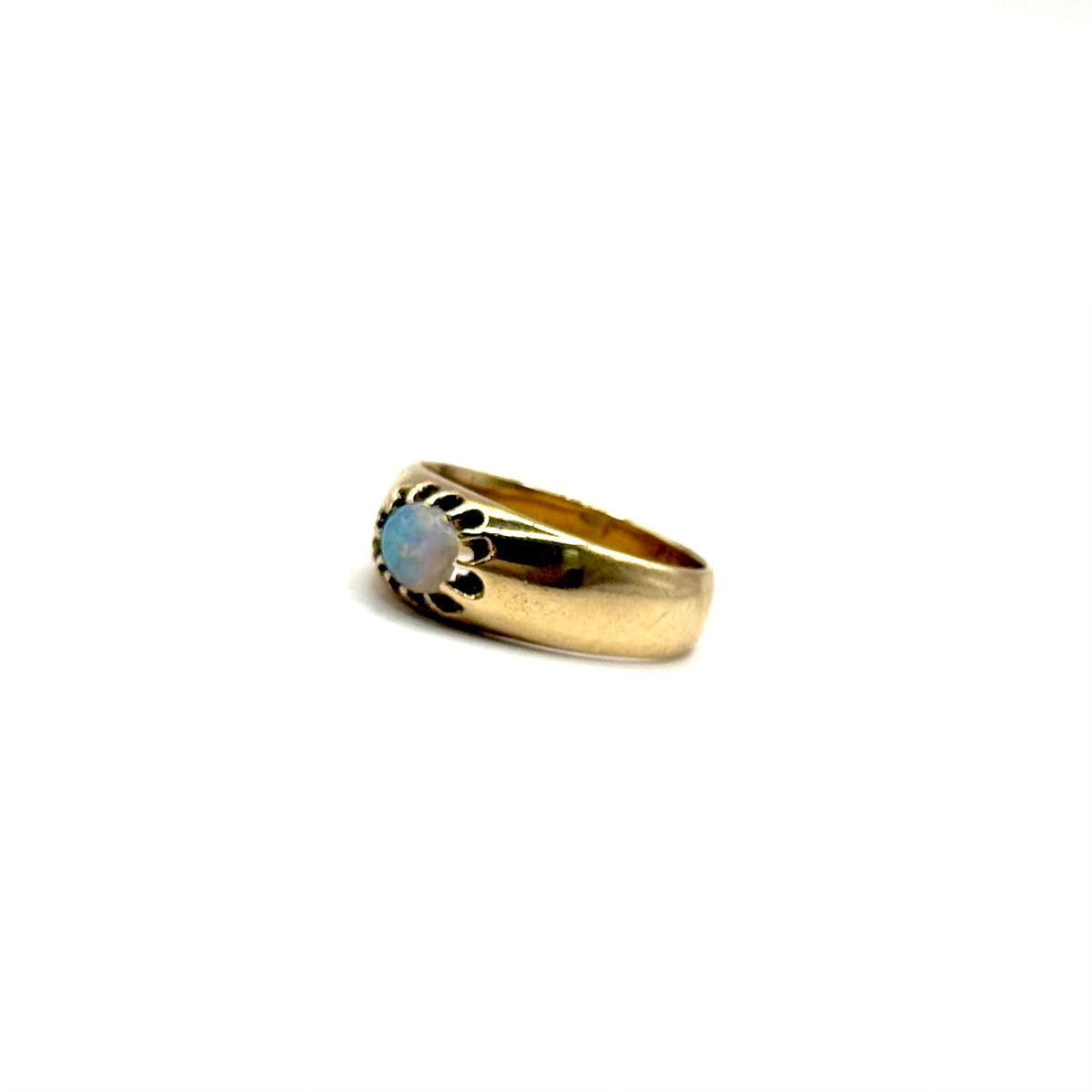 SF1081. Anillo de oro Art Decó con ópalo.