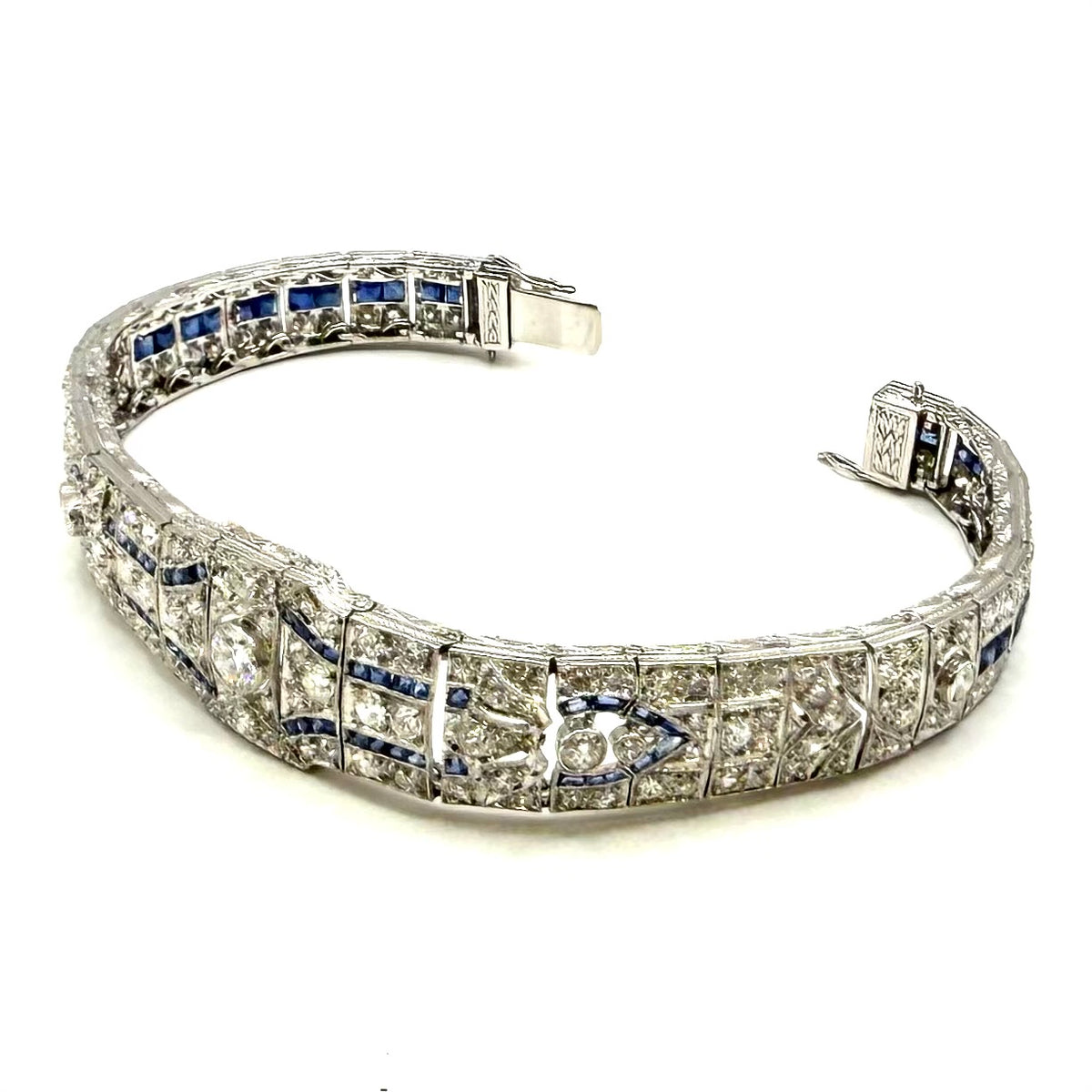 5221. Art deco, platinový náramek s diamanty a modrým safírem.