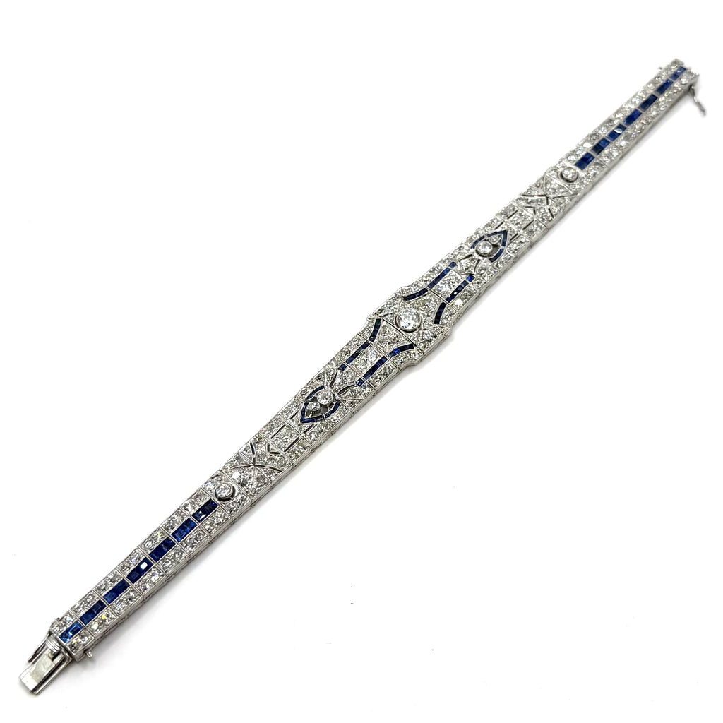 5221. Art deco, platinový náramek s diamanty a modrým safírem.