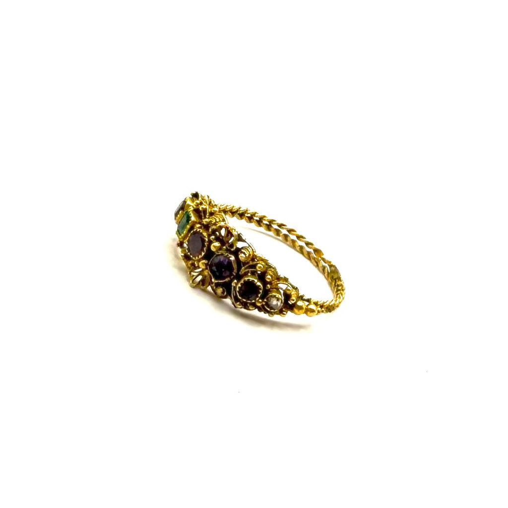 5204. Anillo de oro victoriano con piedras preciosas.
