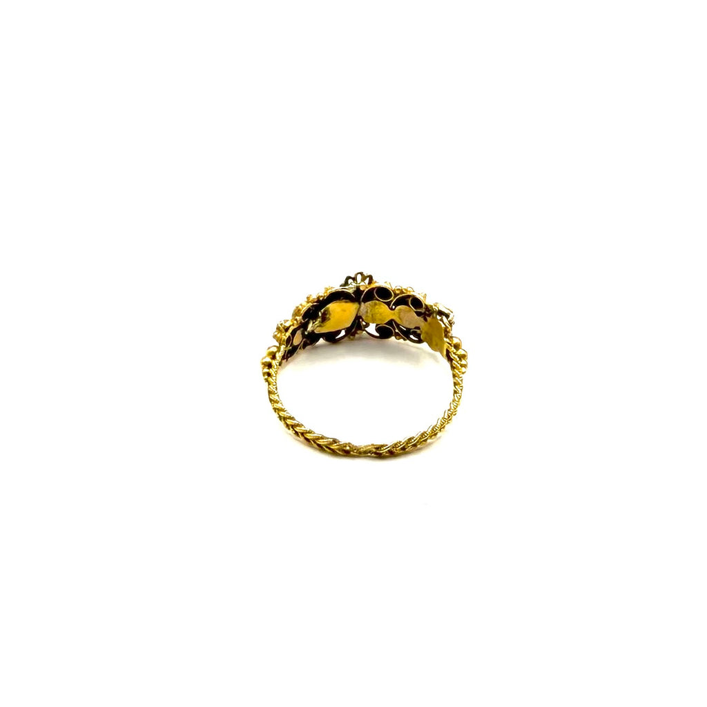 5204. Anillo de oro victoriano con piedras preciosas.