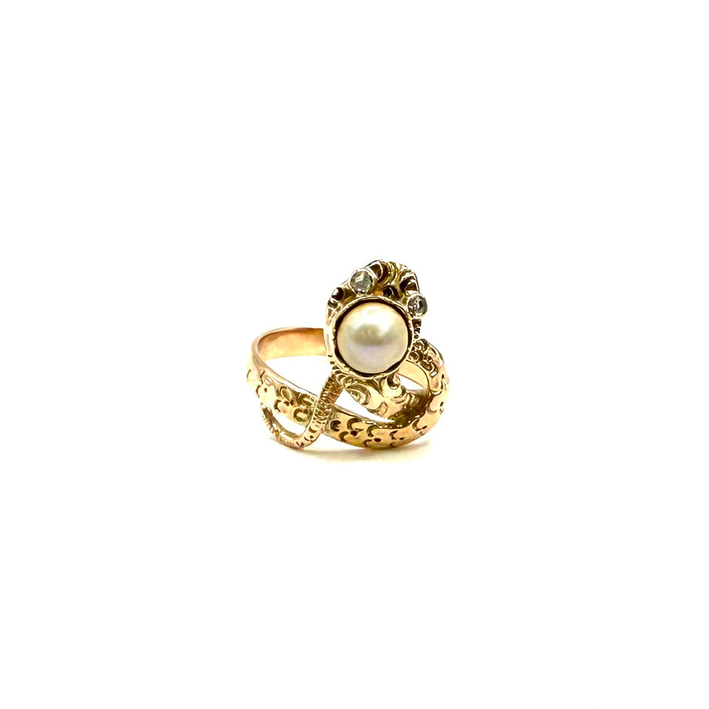 5201. Art-déco Schlangen-Goldring mit Diamant und Süßwasserperle.