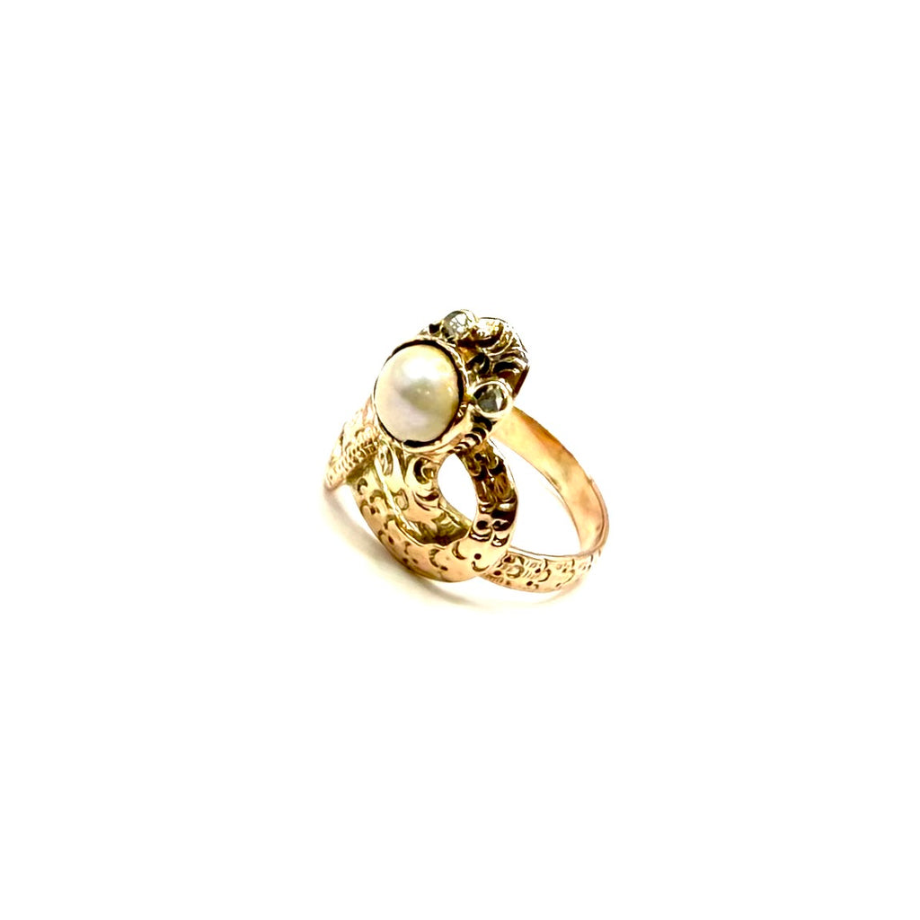 5201. Art-déco Schlangen-Goldring mit Diamant und Süßwasserperle.