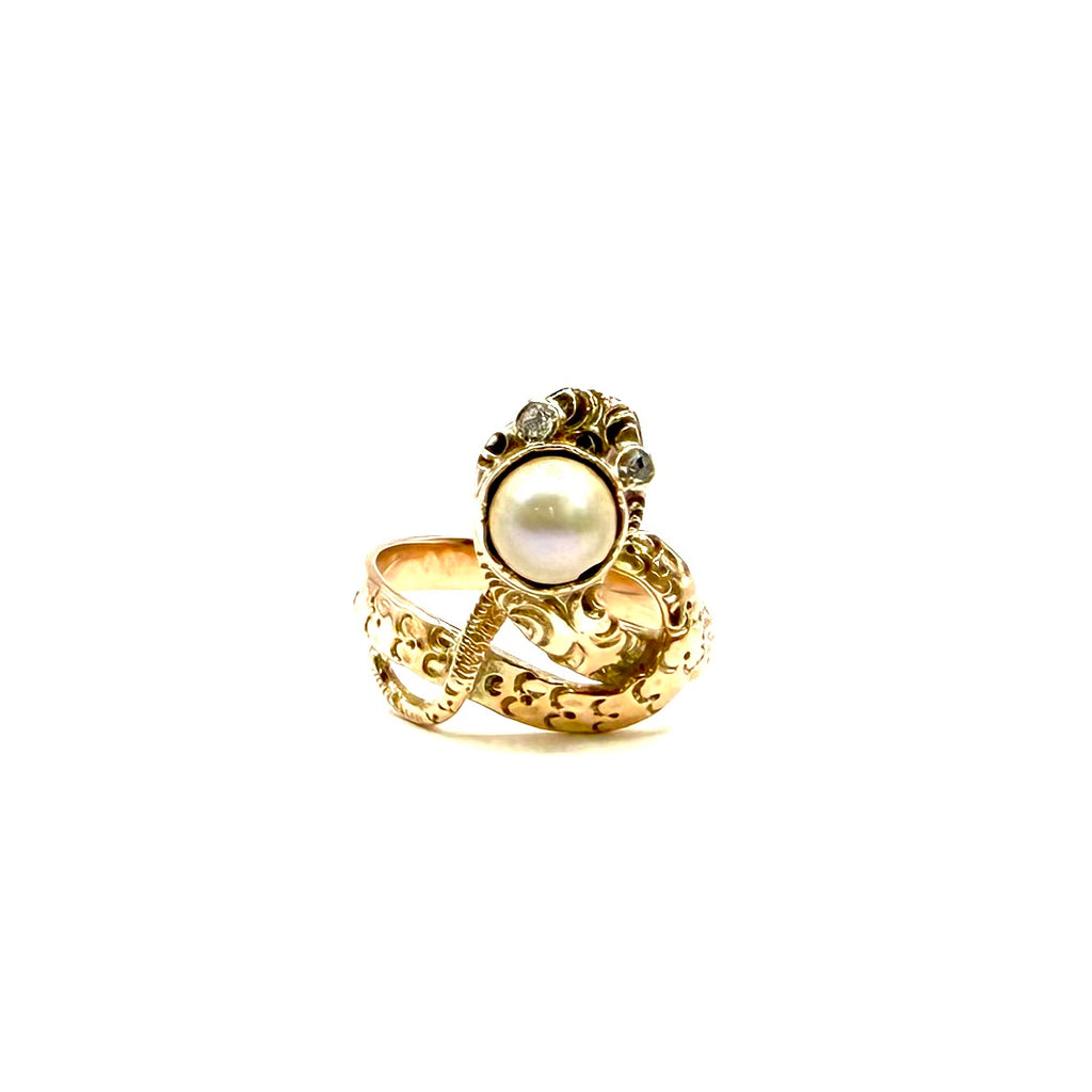5201. Art-déco Schlangen-Goldring mit Diamant und Süßwasserperle.