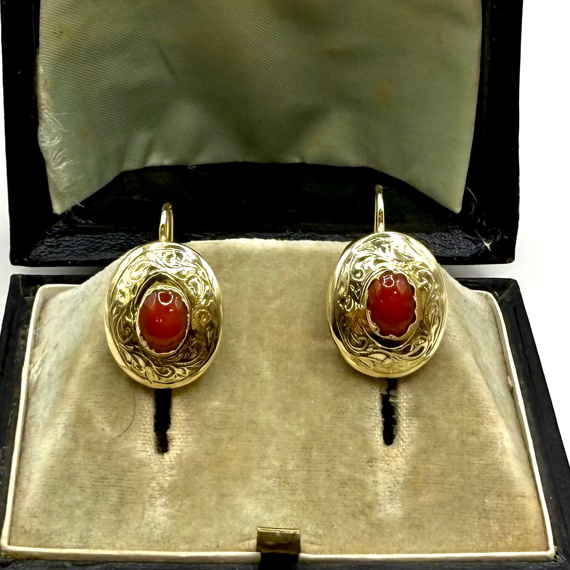 Art Deco gold earrings with coral.