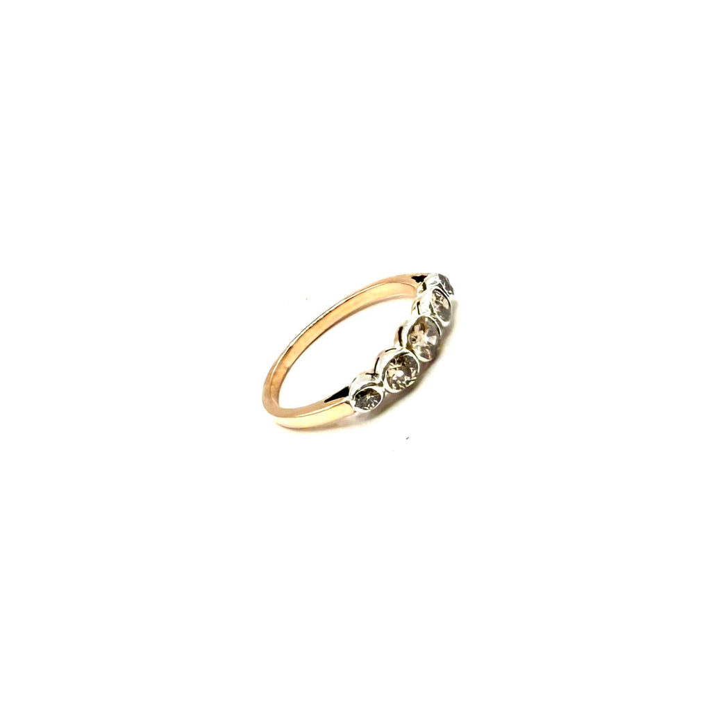 5203. Anello Art Déco in oro con diamanti.