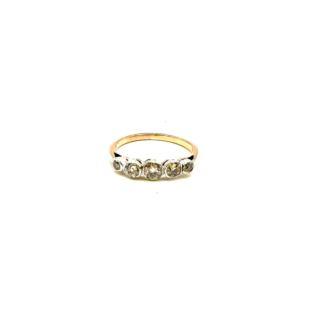 5203. Anello Art Déco in oro con diamanti.