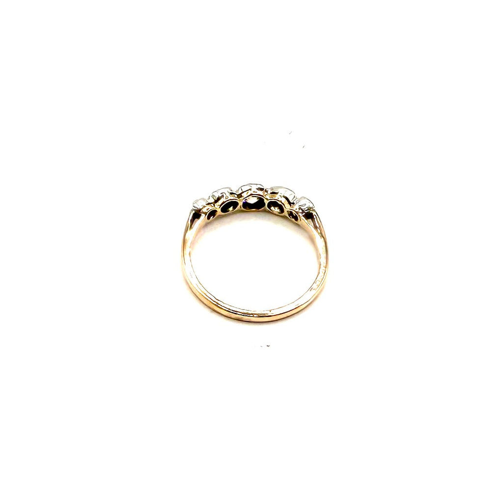 5203. Anello Art Déco in oro con diamanti.