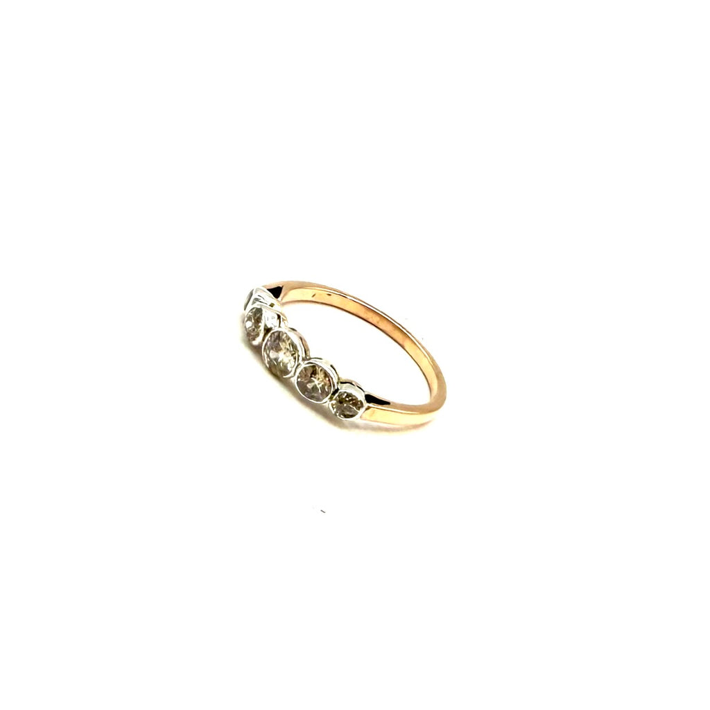 5203. Anello Art Déco in oro con diamanti.