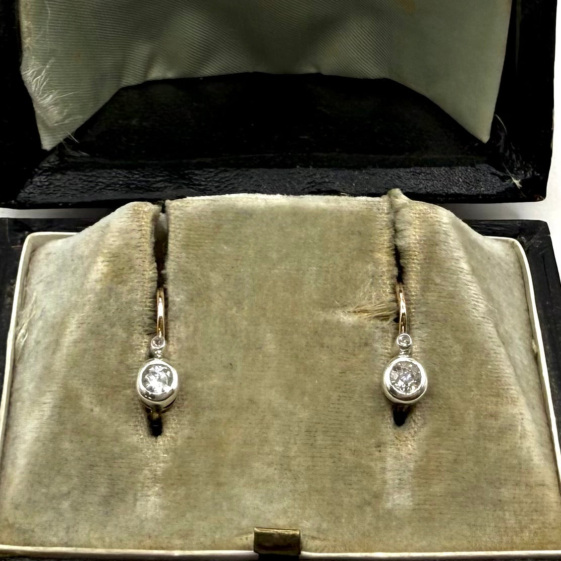 5228. Antichi orecchini a bottone in oro con diamante