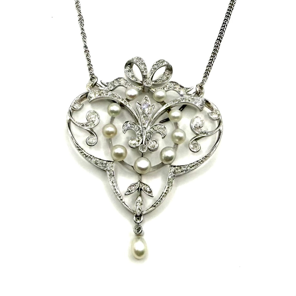 5245. Art deco platinový náhrdelník s diamanty a perlami.