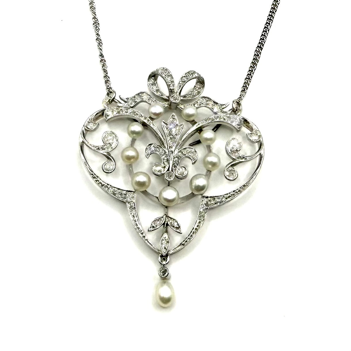 5245. Art deco platinový náhrdelník s diamanty a perlami.