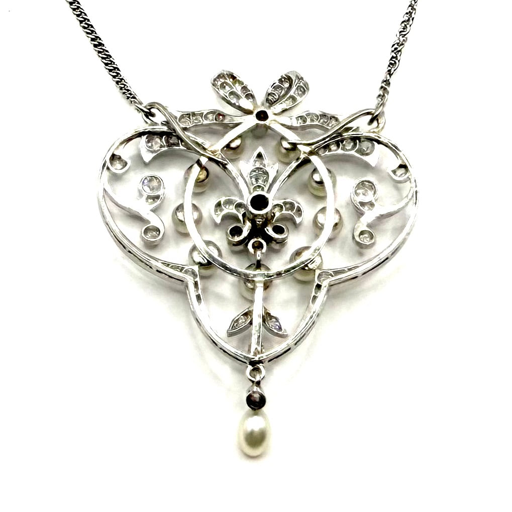 5245. Art deco platinový náhrdelník s diamanty a perlami.