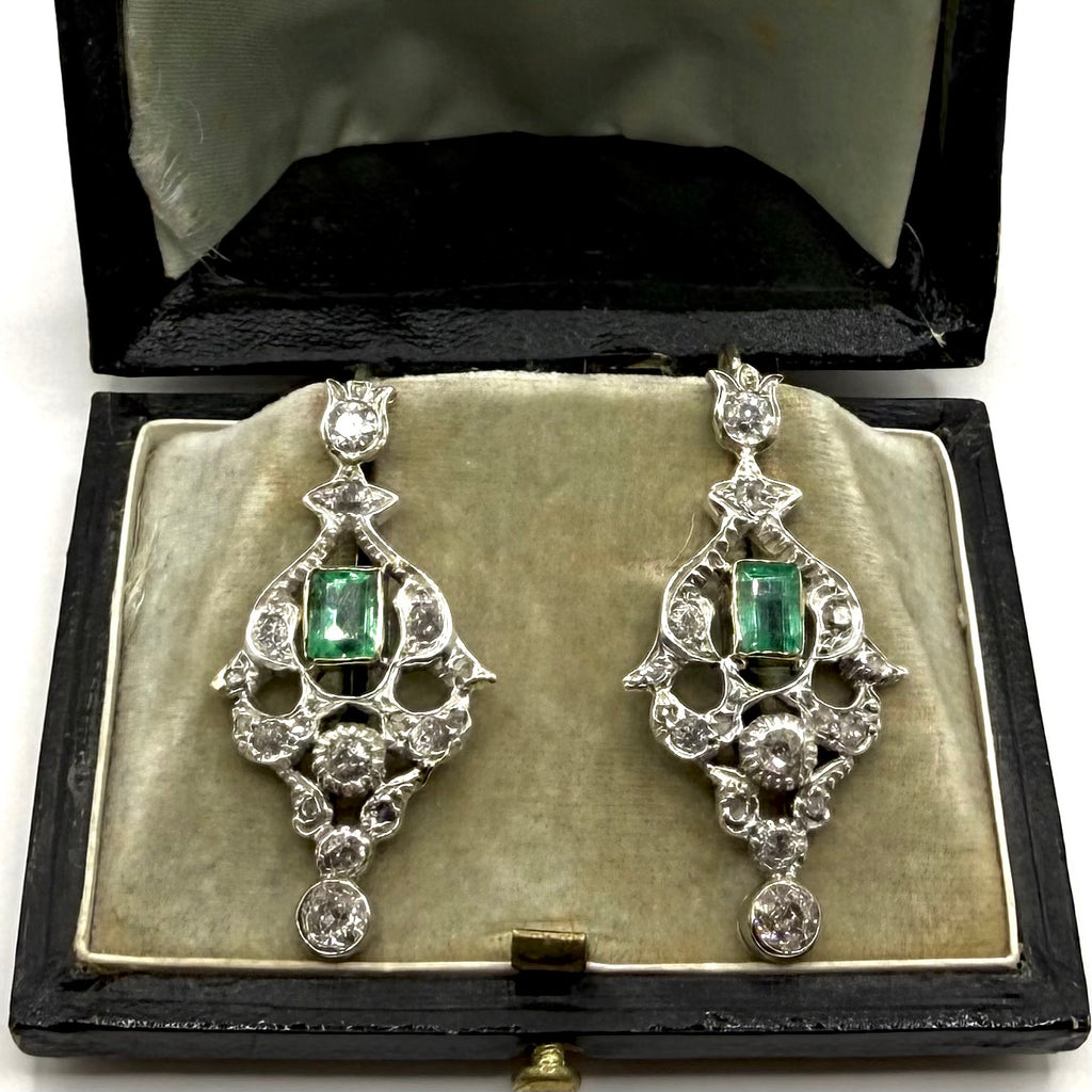 5251. Pendientes Art Déco de oro con diamantes y esmeralda.