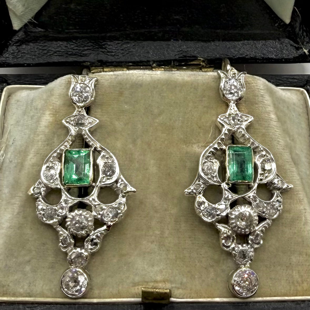 5251. Pendientes Art Déco de oro con diamantes y esmeralda.
