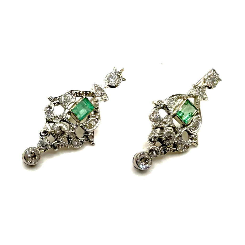 5251. Pendientes Art Déco de oro con diamantes y esmeralda.