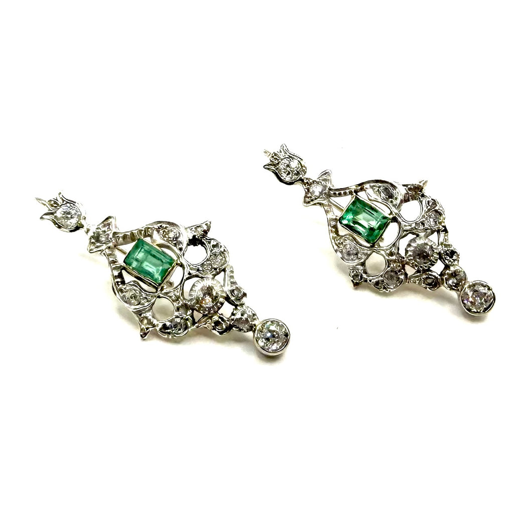 5251. Pendientes Art Déco de oro con diamantes y esmeralda.