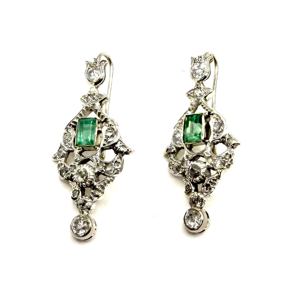 5251. Pendientes Art Déco de oro con diamantes y esmeralda.