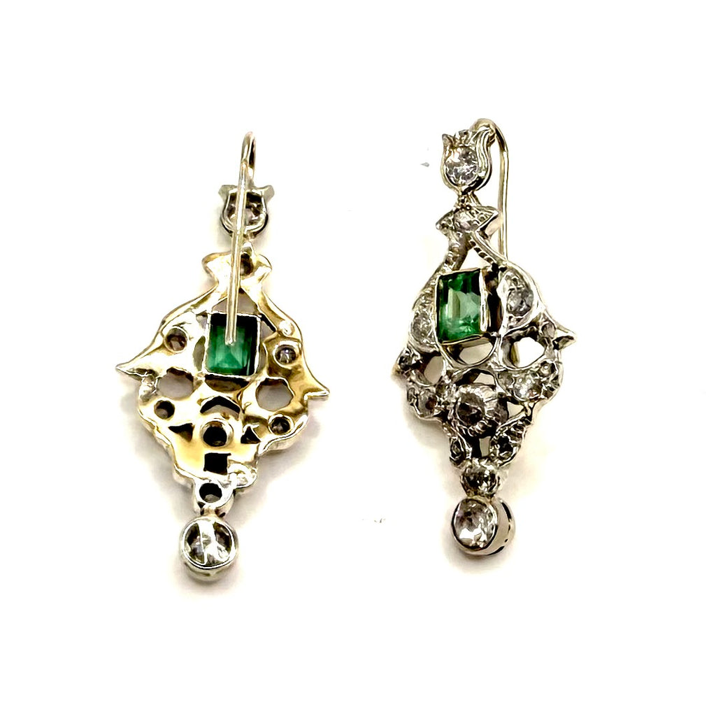 5251. Pendientes Art Déco de oro con diamantes y esmeralda.