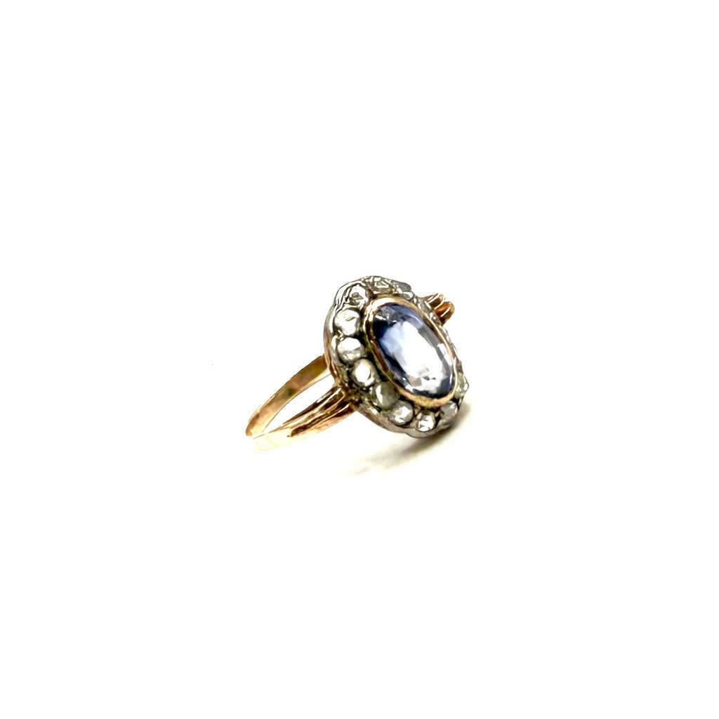 5257. Art-déco-Goldring mit Diamanten und blauem Saphir.