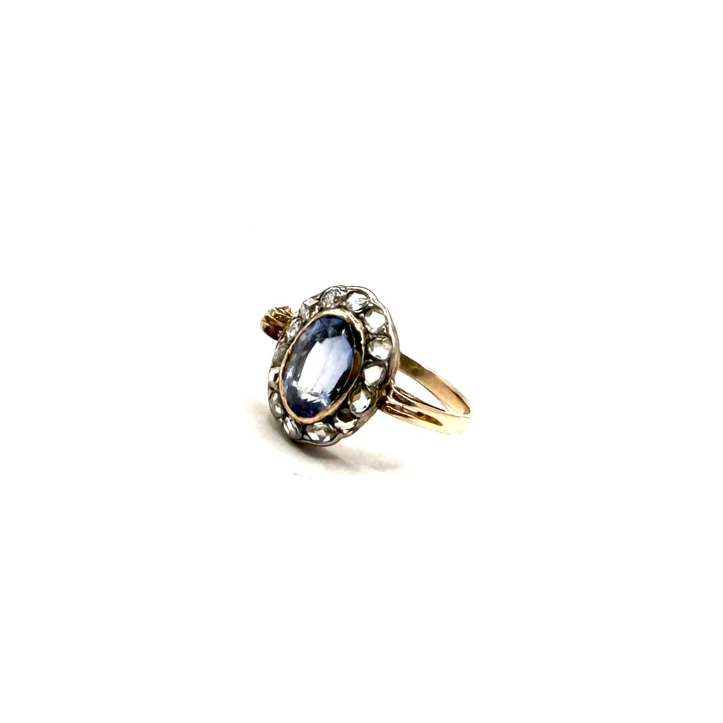 5257. Art-déco-Goldring mit Diamanten und blauem Saphir.