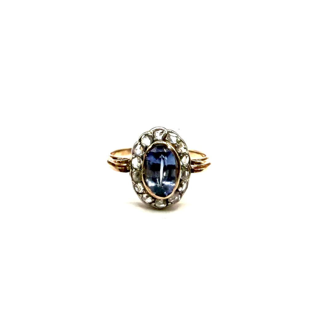 5257. Art-déco-Goldring mit Diamanten und blauem Saphir.