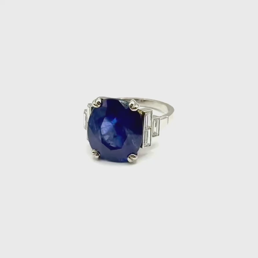 R238. Bague moderne en or blanc sertie d'un diamant et d'un saphir.